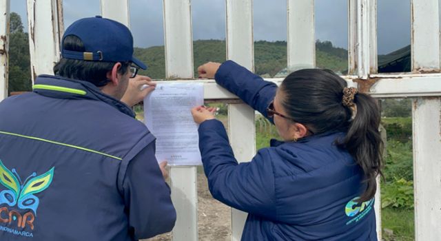 Una intervención en zona rural de Bogotá reveló el uso de miles de metros cúbicos de residuos para adecuar un terreno. La CAR frenó la construcción de canchas sobre escombros por operar sin autorización.