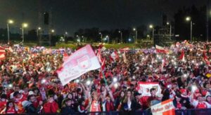 Tras coronarse campeón del fútbol colombiano en Medellín, Santa Fe regresa a casa para celebrar con su hinchada. Este lunes, el Parque Simón Bolívar será el punto de encuentro de miles de aficionados