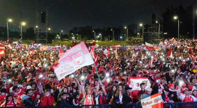 Tras coronarse campeón del fútbol colombiano en Medellín, Santa Fe regresa a casa para celebrar con su hinchada. Este lunes, el Parque Simón Bolívar será el punto de encuentro de miles de aficionados