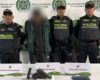 Una persecución en Bogotá terminó con la captura de un joven armado que había robado una camioneta. El sujeto, que ya contaba con antecedentes por falsedad marcaria, intentó escapar disparando contra los policías.