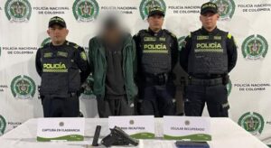 Una persecución en Bogotá terminó con la captura de un joven armado que había robado una camioneta. El sujeto, que ya contaba con antecedentes por falsedad marcaria, intentó escapar disparando contra los policías.