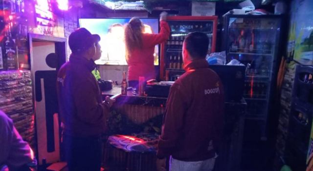Una menor de edad fue hallada en el interior de un bar de Bogotá durante una redada nocturna. El operativo, que parecía rutinario, terminó destapando una red de delitos ocultos en distintos sectores de la ciudad.