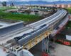 La megaestructura metálica de 120 metros ya une el patio taller, con el viaducto de la Primera Línea del Metro de Bogotá. Con su instalación, el proyecto completa un nuevo hito en su avance, que ya supera el 55 %.
