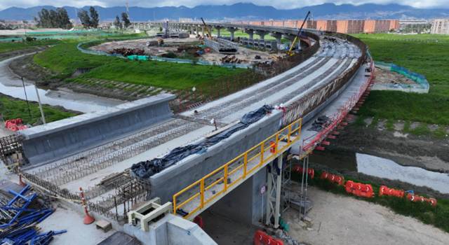 La megaestructura metálica de 120 metros ya une el patio taller, con el viaducto de la Primera Línea del Metro de Bogotá. Con su instalación, el proyecto completa un nuevo hito en su avance, que ya supera el 55 %.