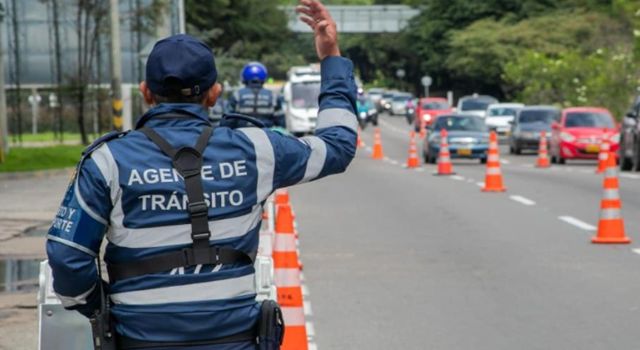 La Secretaría de Movilidad anunció acciones legales tras los ataques e incitaciones al desacato contra los agentes de tránsito. El llamado es al respeto y la cero tolerancia a la violencia.