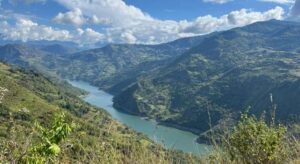 La apertura de compuertas en la central hidroeléctrica El Guavio, prevista para esta semana, podría provocar aumentos repentinos en los ríos Guavio y Upía. Las autoridades piden mantenerse alejados.