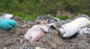 En una semana de operativos, las autoridades descubrieron el manejo irregular de residuos peligrosos y toneladas de escombros en distintas zonas de Bogotá, incluyendo puntos críticos cerca de colegios