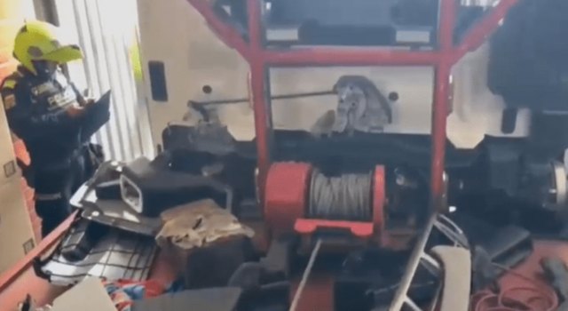 Una patrulla llegó tras el rastro de una grúa robada y terminó descubriendo una bodega con autopartes en Bogotá.