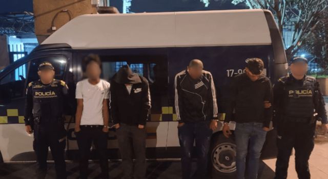 Cuatro personas fueron capturadas por las autoridades tras un robo dentro de TransMilenio, donde una mujer fue intimidada con arma blanca para quitarle su celular.