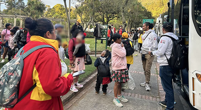 En medio de reclamos por supuestos incumplimientos del Gobierno, voceros indígenas impidieron que los niños Emberá salieran del Parque Nacional, lo que encendió las alarmas por posible vulneración de derechos.