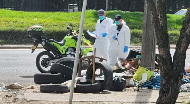 Trágico hallazgo: dejaron un cuerpo entre escombros en un parque de Bogotá