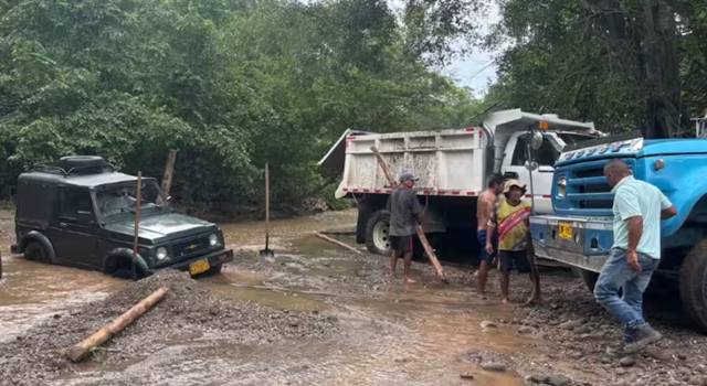 Usaban maquinaria pesada junto a una quebrada en Cundinamarca: CAR frenó operación ilegal