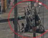 Con apariencia de recicladores, tres hombres recorrían las calles de Bogotá mientras, a plena vista, ingresaban a varias alcantarillas para intentar robar el cableado subterráneo.