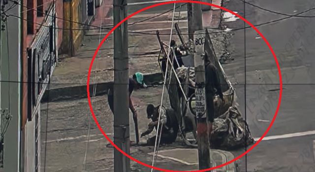 Con apariencia de recicladores, tres hombres recorrían las calles de Bogotá mientras, a plena vista, ingresaban a varias alcantarillas para intentar robar el cableado subterráneo.
