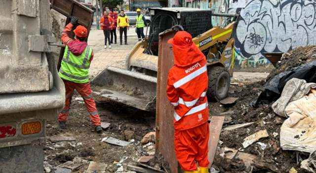En Bogotá, los escombros en la calle siguen siendo una problemática que afecta el entorno urbano y puede salir costosa para quienes los arrojan sin control, pues este comportamiento está sancionado por la ley.
