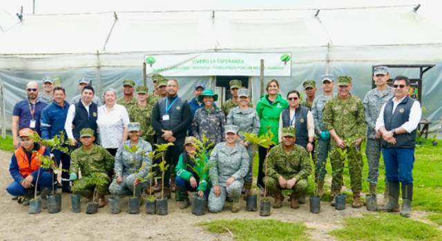Una alianza inesperada comenzó a transformar una reserva protegida de Bogotá. 500 árboles fueron sembrados, pero lo que realmente está creciendo allí va mucho más allá del paisaje.
