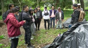 Saldar un comparendo en Bogotá no siempre implica dinero. Lo que comenzó como una sanción, terminó convirtiéndose en una oportunidad para retribuir a la ciudad a través de jornadas ambientales.