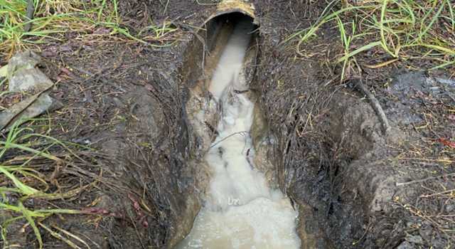 La descarga de aguas residuales sin control sobre el río Bogotá encendió las alertas de las autoridades ambientales. Dos establecimientos fueron intervenidos tras una inspección sorpresa.
