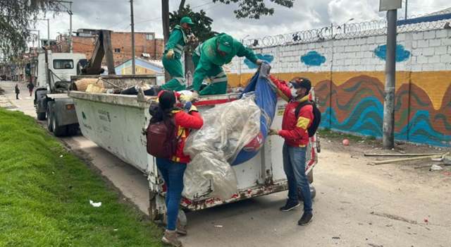 Con el objetivo de recuperar el espacio público y mejorar la seguridad, las autoridades adelantaron operativos en Bogotá. Durante las intervenciones fueron desmantelados cambuches, incautadas armas y drogas