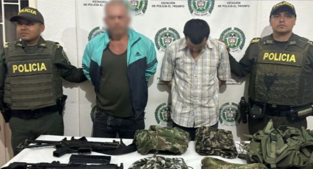 Los pillaron con fusiles y uniformes militares, buscaban delinquir en Mesitas del Colegio, Cundinamarca