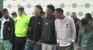Redes dedicadas al microtráfico en Bogotá operaban con total impunidad en colegios, parques y discotecas. Pero tras meses de seguimiento, las autoridades lograron desmantelar su estructura.