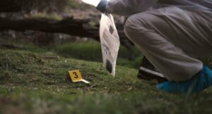 Un nuevo presunto homicidio en Bogotá tiene en alerta a las autoridades. El cuerpo fue encontrado en una zona residencial del sur de la ciudad, envuelto en lonas y con signos de violencia.