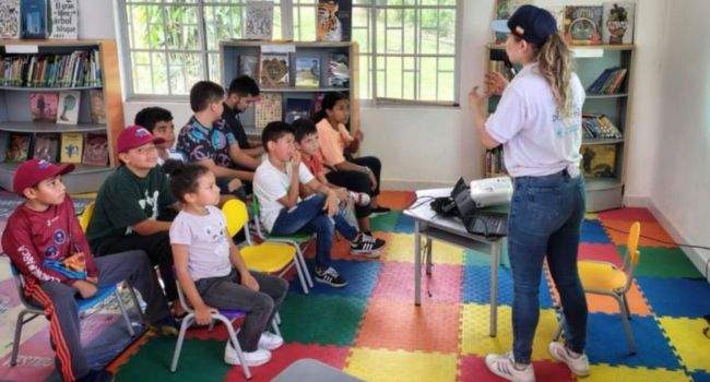 En distintos puntos de Cundinamarca, comunidades vulnerables recibieron atención directa de las autoridades en una jornada que combinó pedagogía, evaluación de riesgos y respuesta a emergencias.