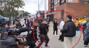En medio de las tensiones por el caso de Álvaro Uribe Vélez, un manifestante fue detenido tras agredir a otro ciudadano frente al Complejo Judicial de Paloquemao.