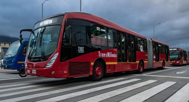 Durante un intento de atraco masivo en un bus de TransMilenio, un escolta del ministro de Igualdad resultó herido tras enfrentar a los delincuentes. El hecho ocurrió en la mañana del jueves 31 de julio.