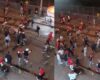 Intolerancia entre hinchas de Santa Fe desató una violenta riña con machetes en las afueras de El Campín. La Policía intervino y decomisó varias armas blancas.