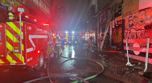 Fuerte incendio en Bogotá consumió varios locales en plena avenida Caracas