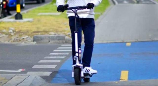 Tatequieto  a las patinetas electricas en ciclorrutas de Bogotá