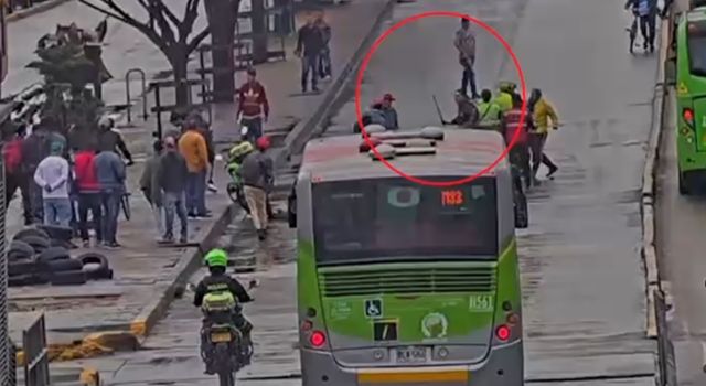 Dos grupos de personas protagonizaron una riña con machetes en plena vía pública, sin saber que las cámaras del C4 ya los estaban siguiendo y guiando a los policías para intervenir.