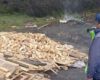 Las quemas ilegales no dan tregua en Soacha. En un nuevo operativo, la CAR sorprendió a cuatro personas que producían carbón vegetal a cielo abierto en la vereda La Chacua.