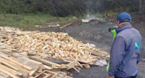 Las quemas ilegales no dan tregua en Soacha. En un nuevo operativo, la CAR sorprendió a cuatro personas que producían carbón vegetal a cielo abierto en la vereda La Chacua.