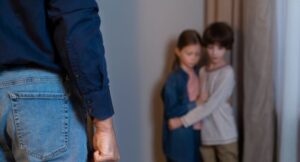 Dos funcionarios de Integración Social fueron suspendidos en Bogotá tras denuncias de maltrato infantil en un centro de protección.