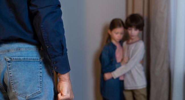 Dos funcionarios de Integración Social fueron suspendidos en Bogotá tras denuncias de maltrato infantil en un centro de protección.
