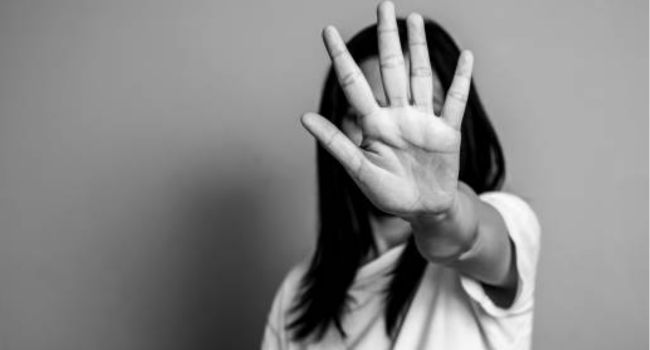 El caso ocurrió en una vereda de un municipio de Cundinamarca y destapó un patrón de violencia que, según la Fiscalía, pudo haber terminado en feminicidio.