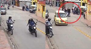 Un comerciante fue sorprendido en pleno centro de Chía tras salir de una entidad bancaria. El ataque quedó registrado en cámaras y es materia de investigación.