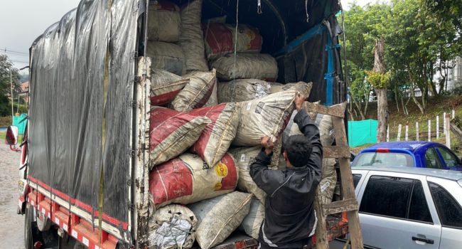CAR incautó cargamento ilegal que salió de Soacha y transitaba por carretera de Cundinamarca