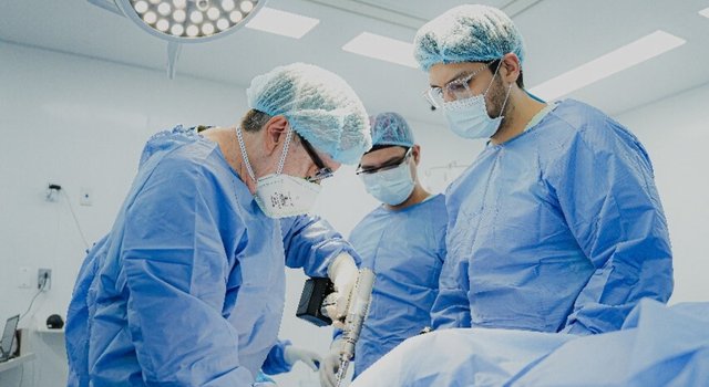 Con ayuda de un robot, se hizo primera cirugía parcial de rodilla en el HIC