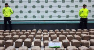 La Policía frustró un intento de mover marihuana por Bogotá con un método poco común. Lo hallaron oculto en un vehículo diseñado para pasar desapercibido.