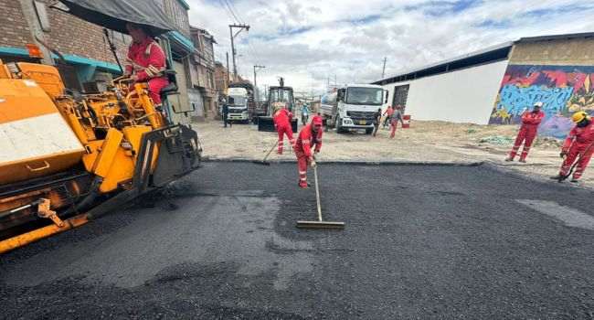 Con maquinaria en marcha y frentes de trabajo activos, Soacha avanza en la recuperación de vías clave para mejorar la movilidad en la Comuna 1.
