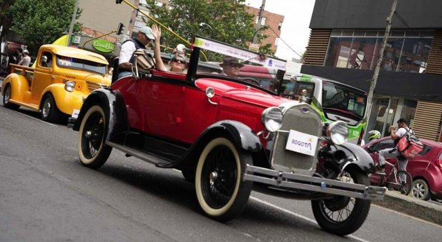 desfile de carros clásicos en Bogotá, serán 16 kilómetros de recorrido