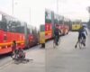 Bus de Transmilenio por poco arrolla a dos ciclistas en Soacha