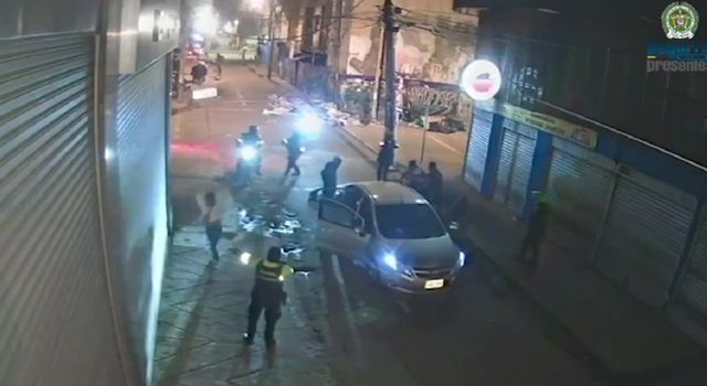 Delincuentes amenazaron a una mujer con taser y le robaron su vehículo en Bogotá