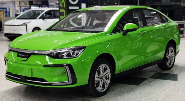 Crece matrícula de vehículos eléctricos en Bogotá, pero puntos de carga no