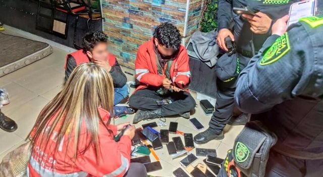 Encontraron celulares robados dentro de un bar en Bogotá, estaban escondidos en huecos y compartimentos