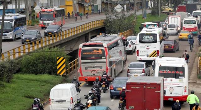 Quienes se movilizan por la calle 13, atentos a paro de transporte este martes