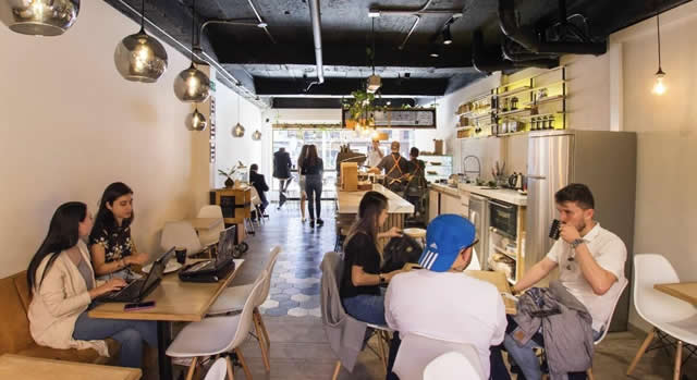 El café para trabajar se convierte en la nueva oficina de Bogotá
